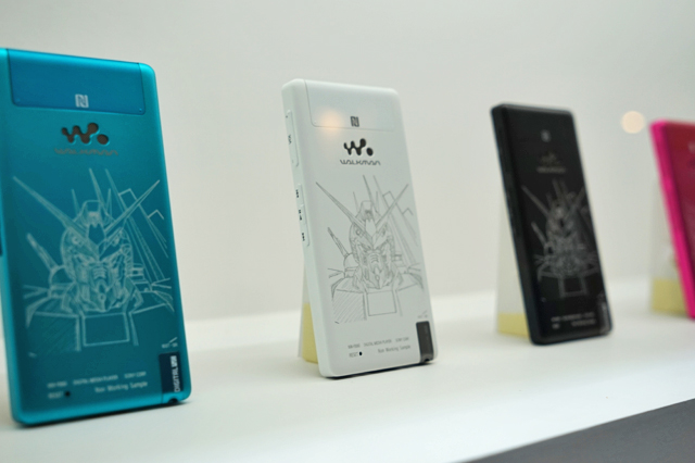 ウォークマンFシリーズ「機動戦士ガンダム 逆襲のシャア x UC