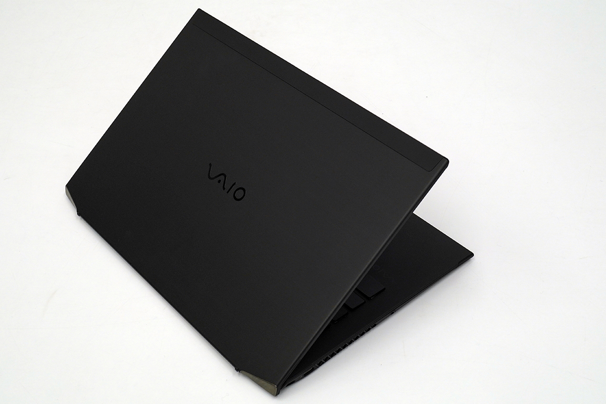 フルカーボンボディとなったフラッグシップモバイル「VAIO Z」レビュー。（その1）カーボンの特性を最大限に引き出す理想の筐体、外観。 -  ソニーが基本的に好き。| ソニーショップくんこく