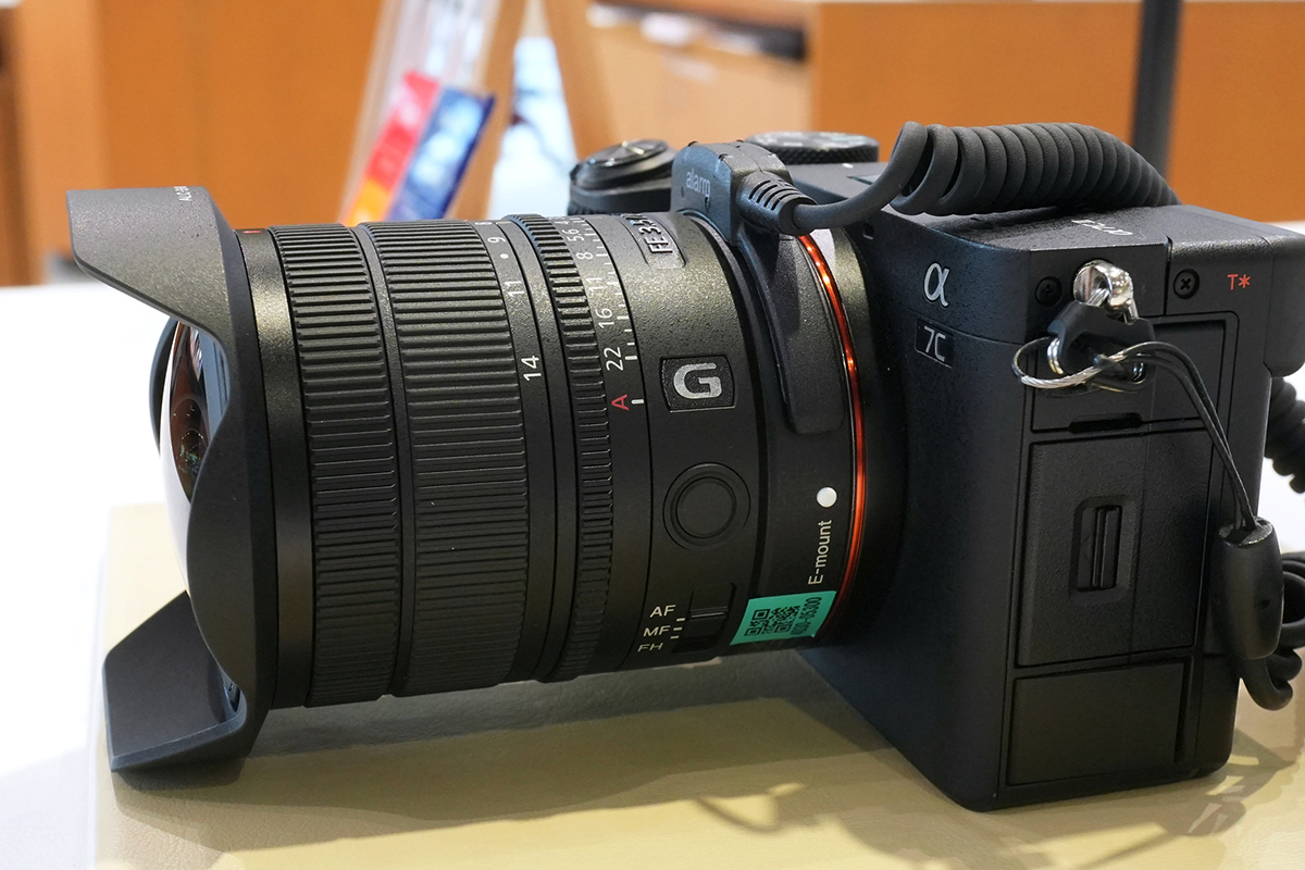 α7C IIに装着したSEL814Gを横から見た状態。フード付き