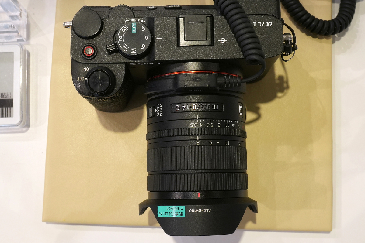 α7C IIに装着したSEL814Gを上から見た状態