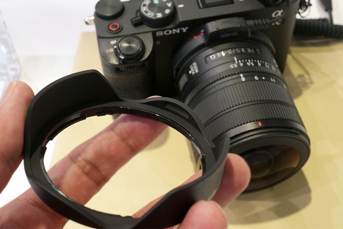 付属フードALC-SH186を外して手に持った状態のSEL814G