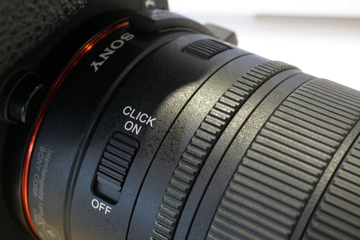SEL814Gの絞りリングのクリック切り替えスイッチ。CLICK ONとOFFの表示