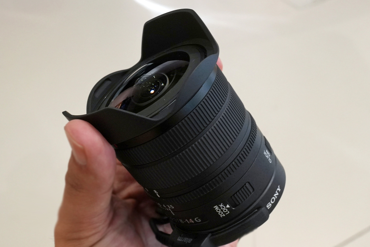 SEL814Gを手に持った状態。フードを付けたまま手のひらに収まる大きさ