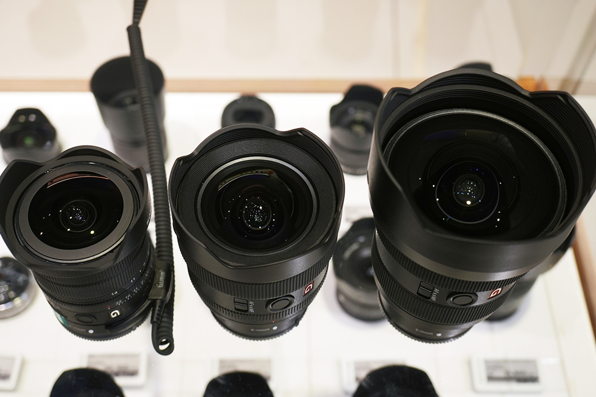 SEL814G、FE 14mm F1.8 GM、FE 12-24mm F2.8 GMを真上から並べて前玉を比較