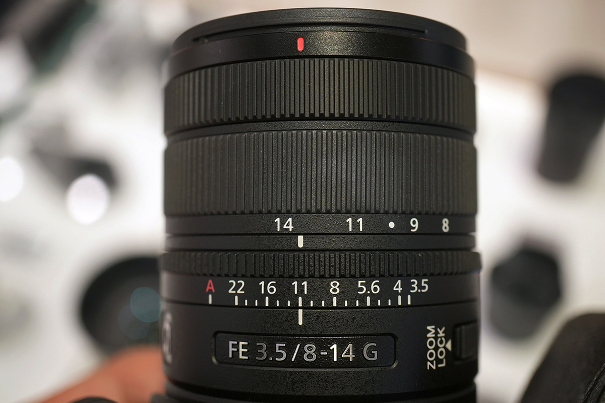 SEL814Gのズームリングの目盛り。14・11・9・8mmの表示とZOOM LOCKスイッチ