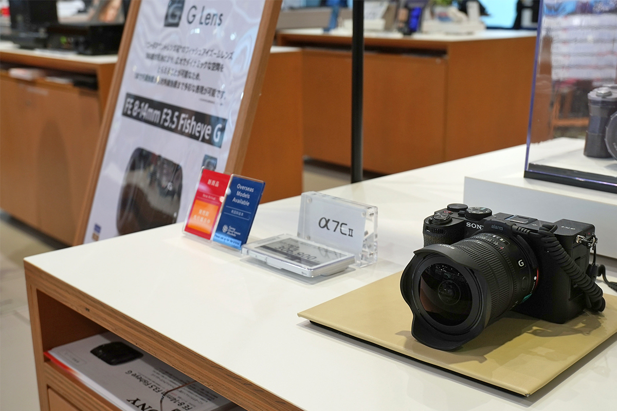ソニーストア福岡天神の展示台に置かれたFE 8-14mm F3.5 Fisheye G「SEL814G」とα7C II