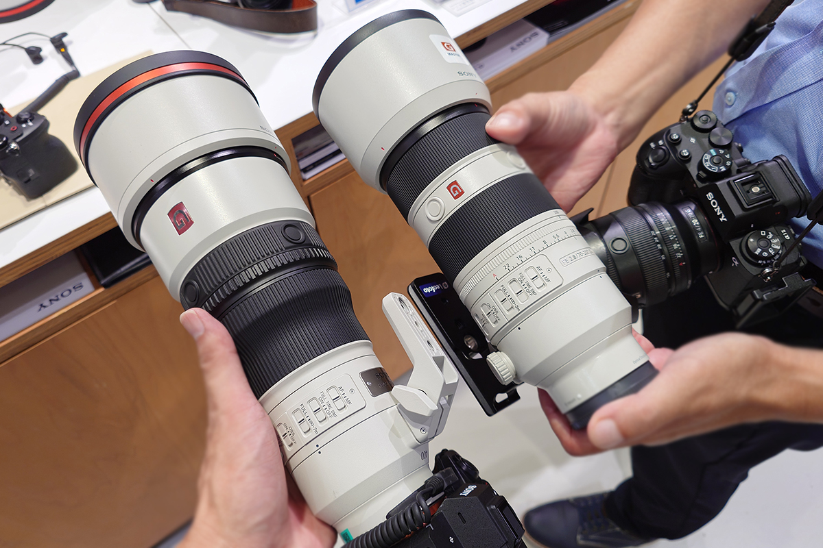SEL400F45GMとSEL70200GM2を装着したαを並べて持ったところ