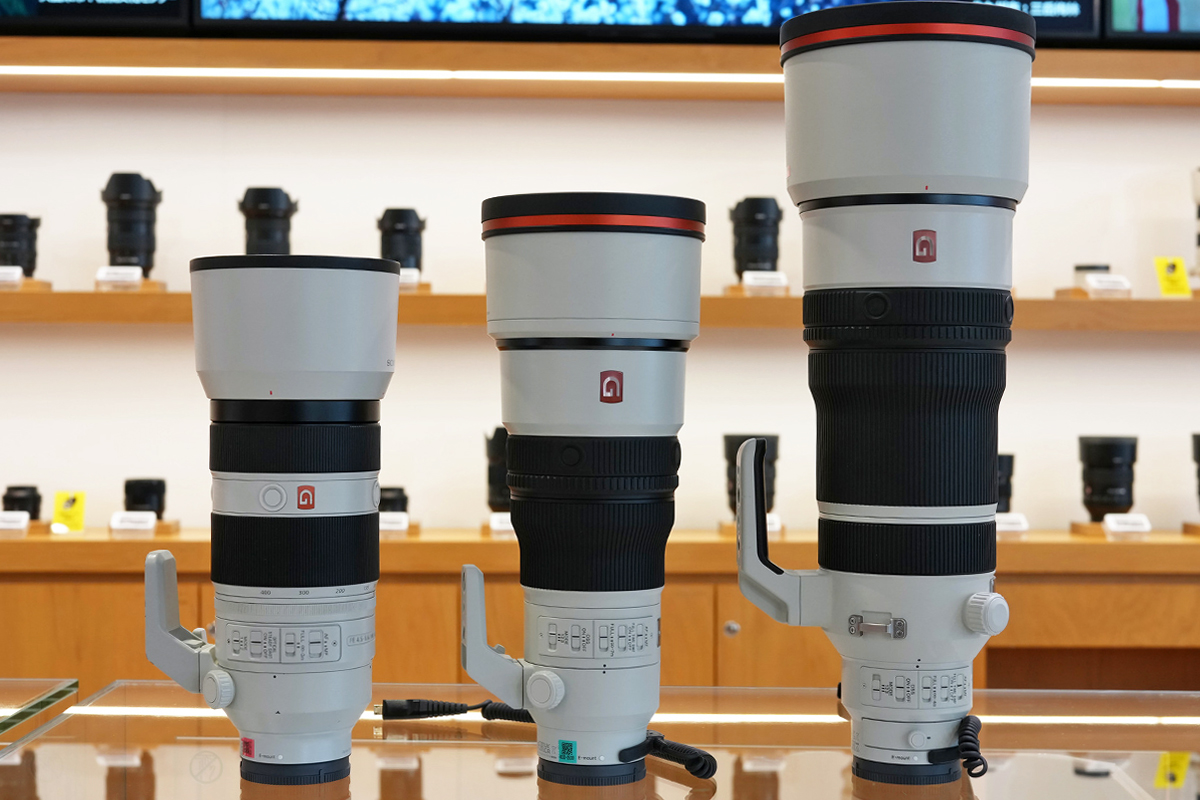 フードを付けた状態で左からSEL100400GM・SEL400F45GM・SEL100400MCを並べたところ
