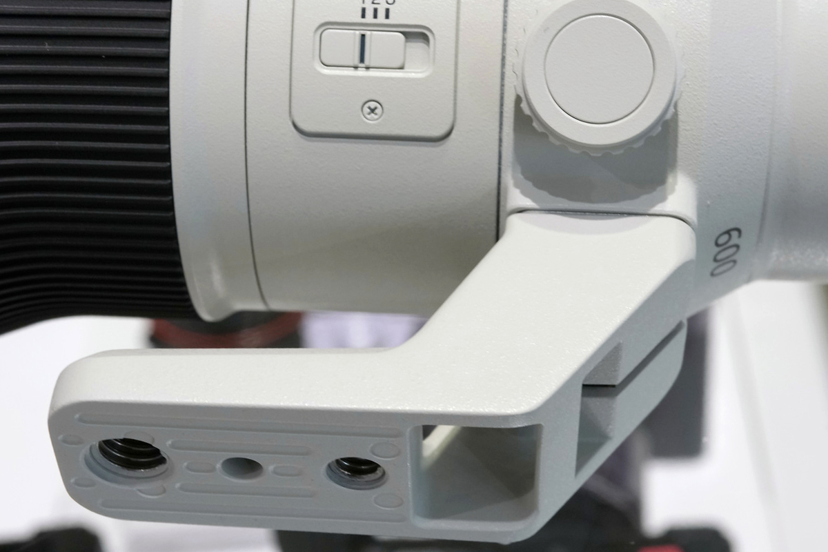 SEL600F63GMの三脚座の底面。ネジ穴と回転ノブ
