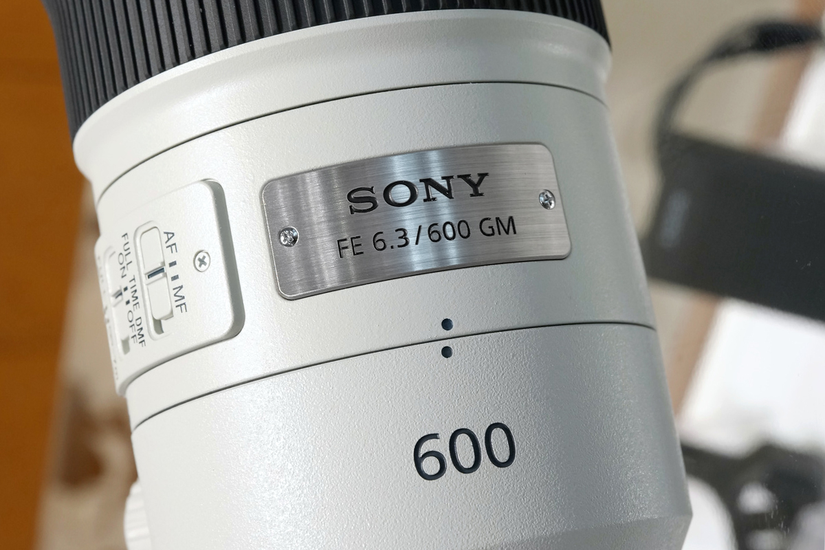 SEL600F63GMの銘板「SONY FE 6.3/600 GM」と600の表記
