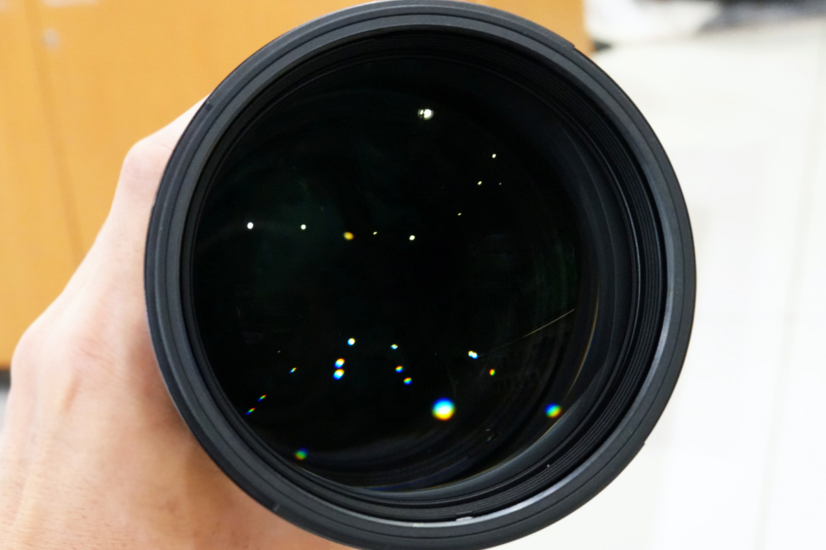 フードを外したSEL600F63GMの前玉