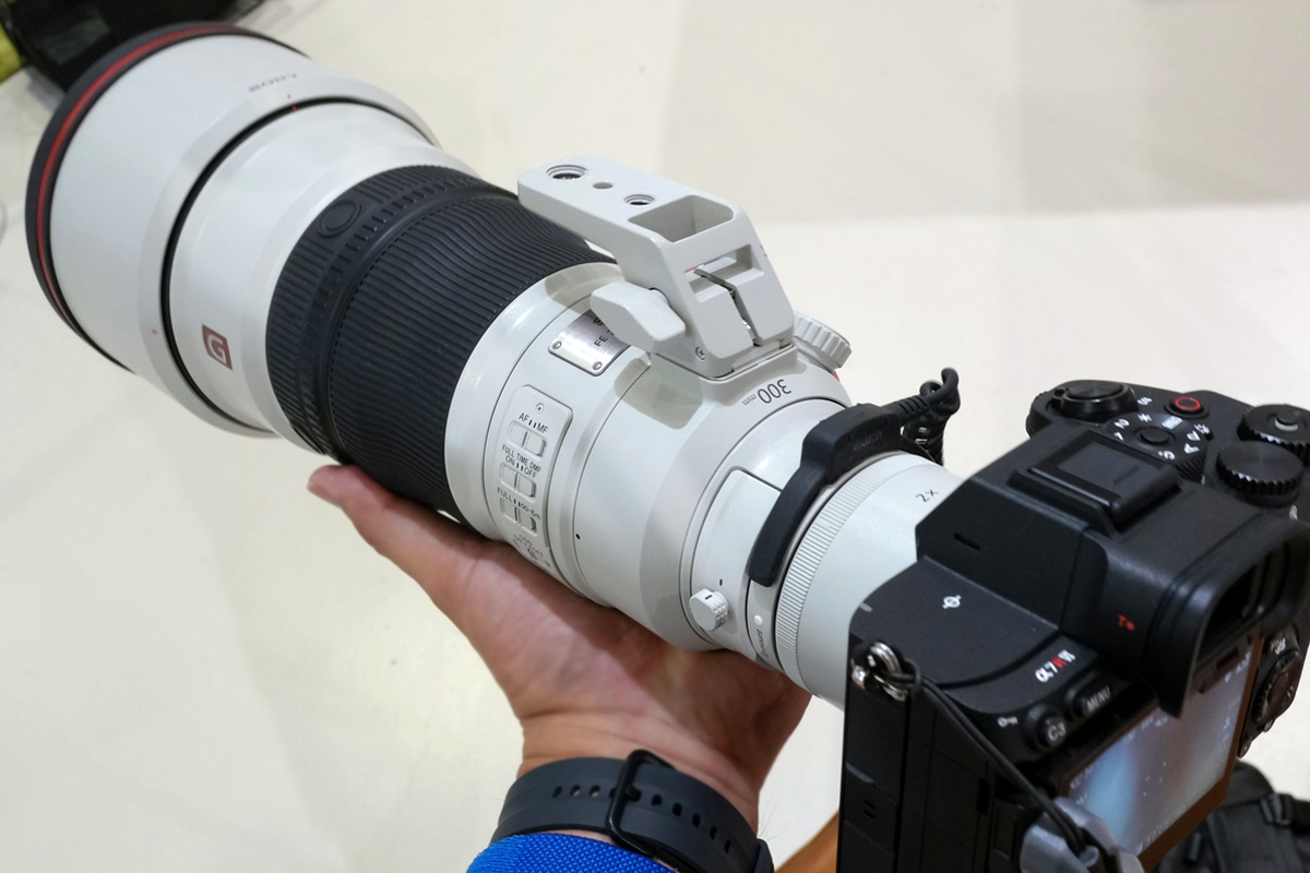 SEL300F28GMにSEL20TCを付けてαに装着したところ