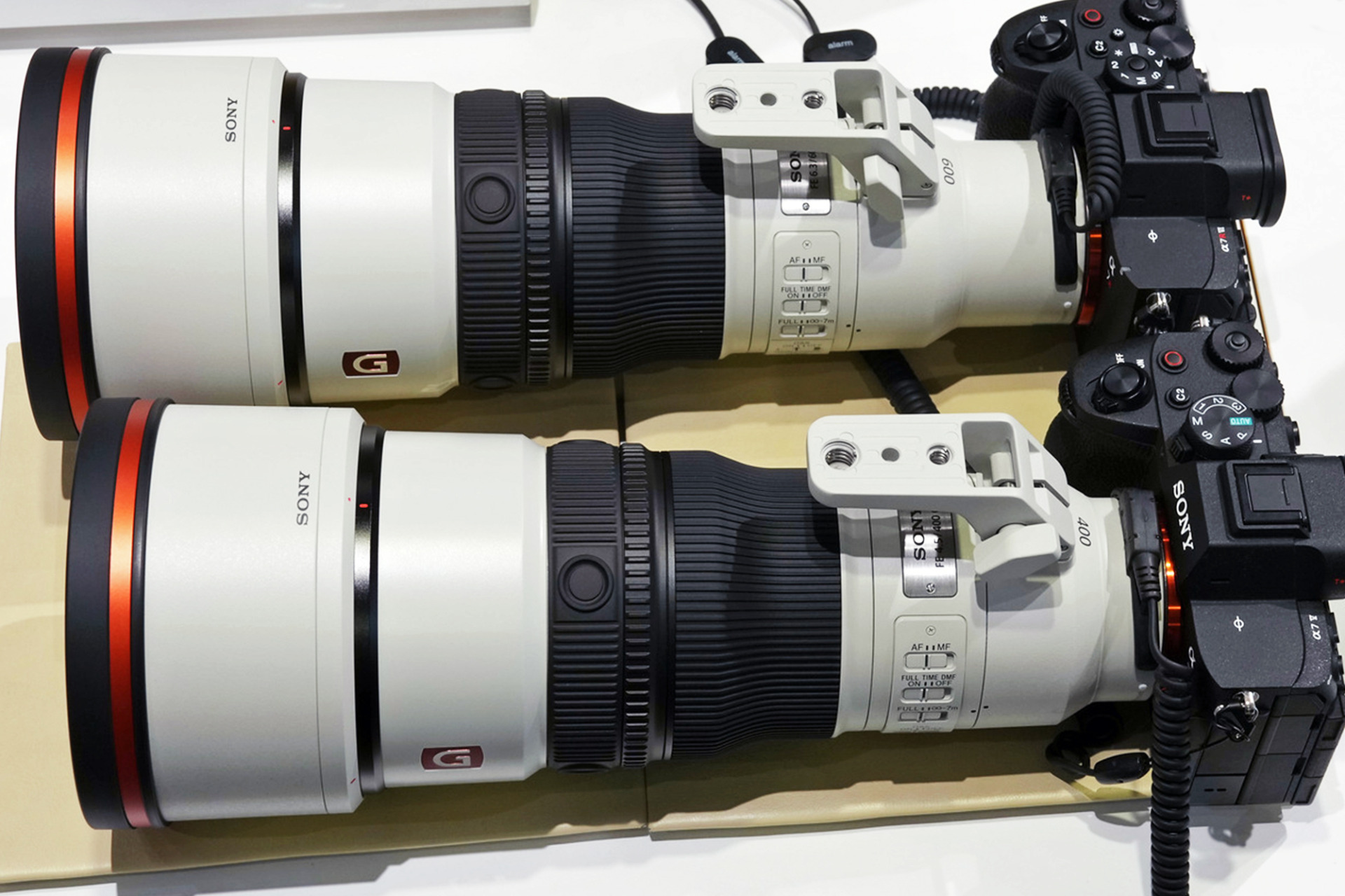 αに装着したSEL400F45GMとSEL600F63GMを横に並べたところ