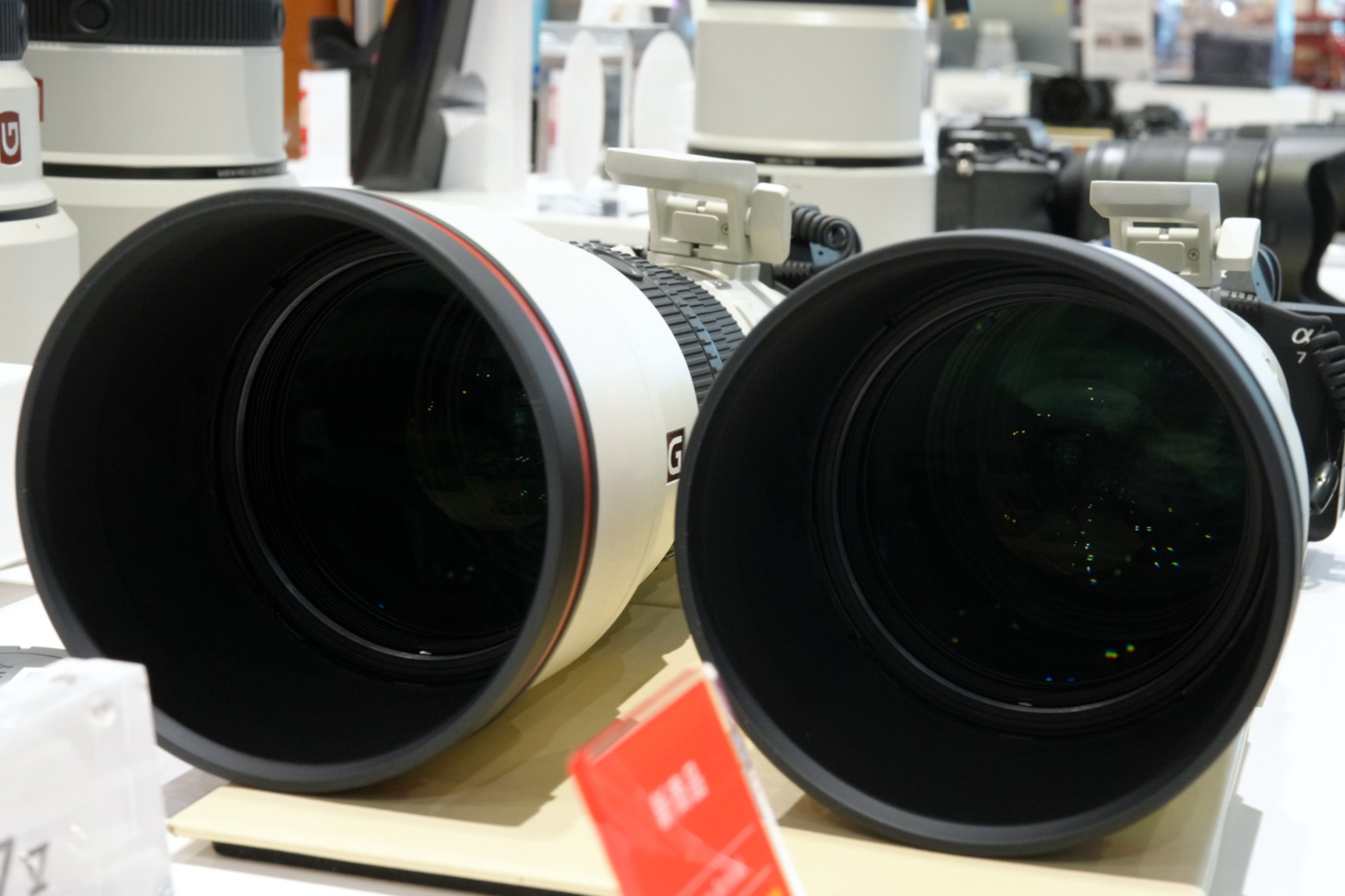 フードを付けたSEL400F45GMとSEL600F63GMを前玉側から並べたところ
