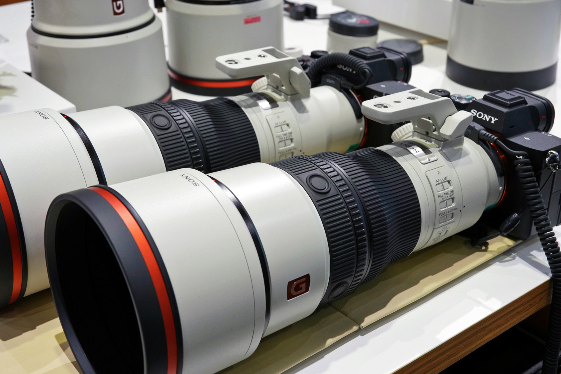 先行展示で並ぶSEL400F45GMとSEL600F63GM