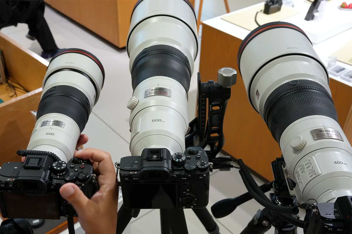 三脚に据えたSEL600F40GM・SEL400F28GMの横でSEL600F63GMを手持ちしたところを上から