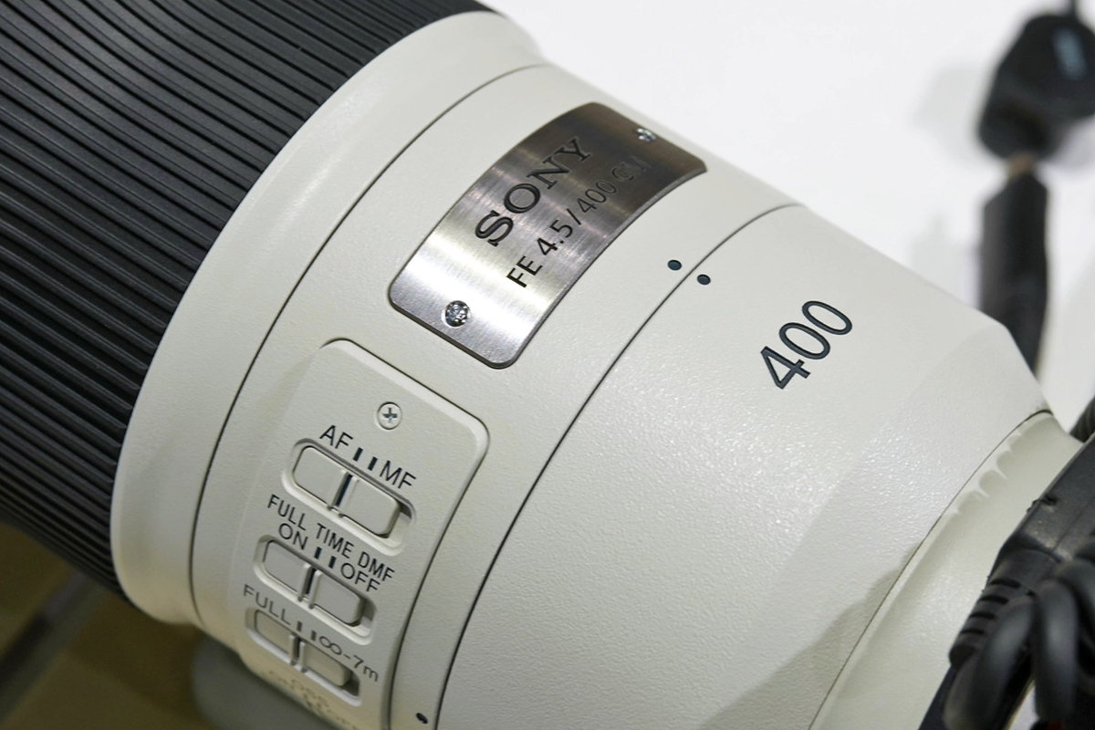 SEL400F45GMの銘板「SONY FE 4.5/400 GM」と400の表記