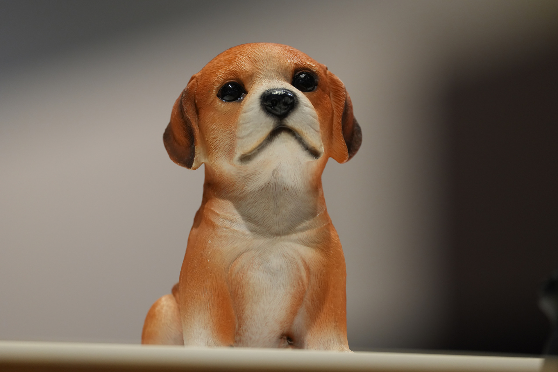 SEL400F45GMで撮影した棚の上の犬の置物