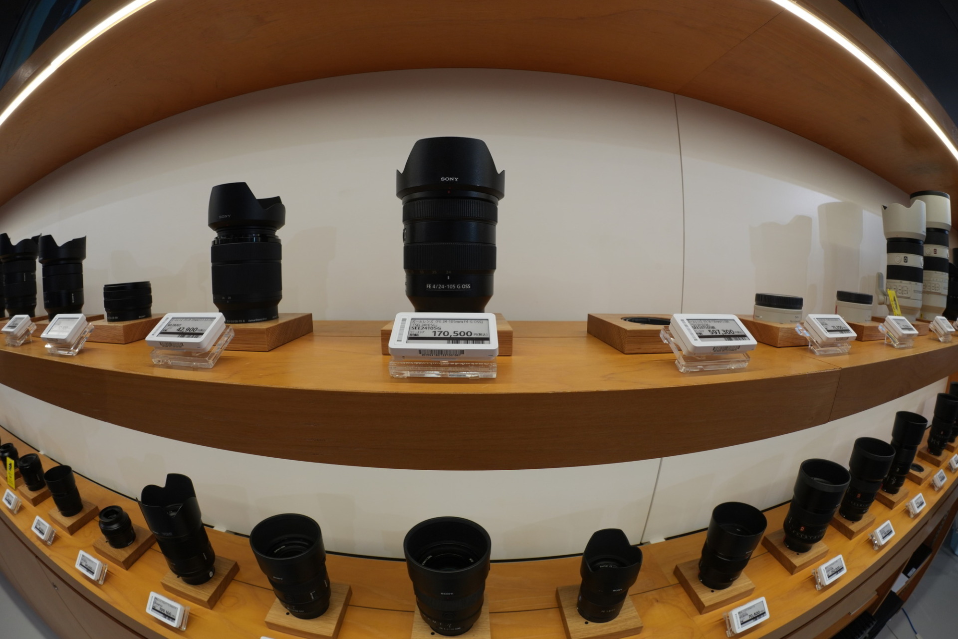 SEL814Gの14mmで撮ったソニーストア福岡天神のレンズ展示棚