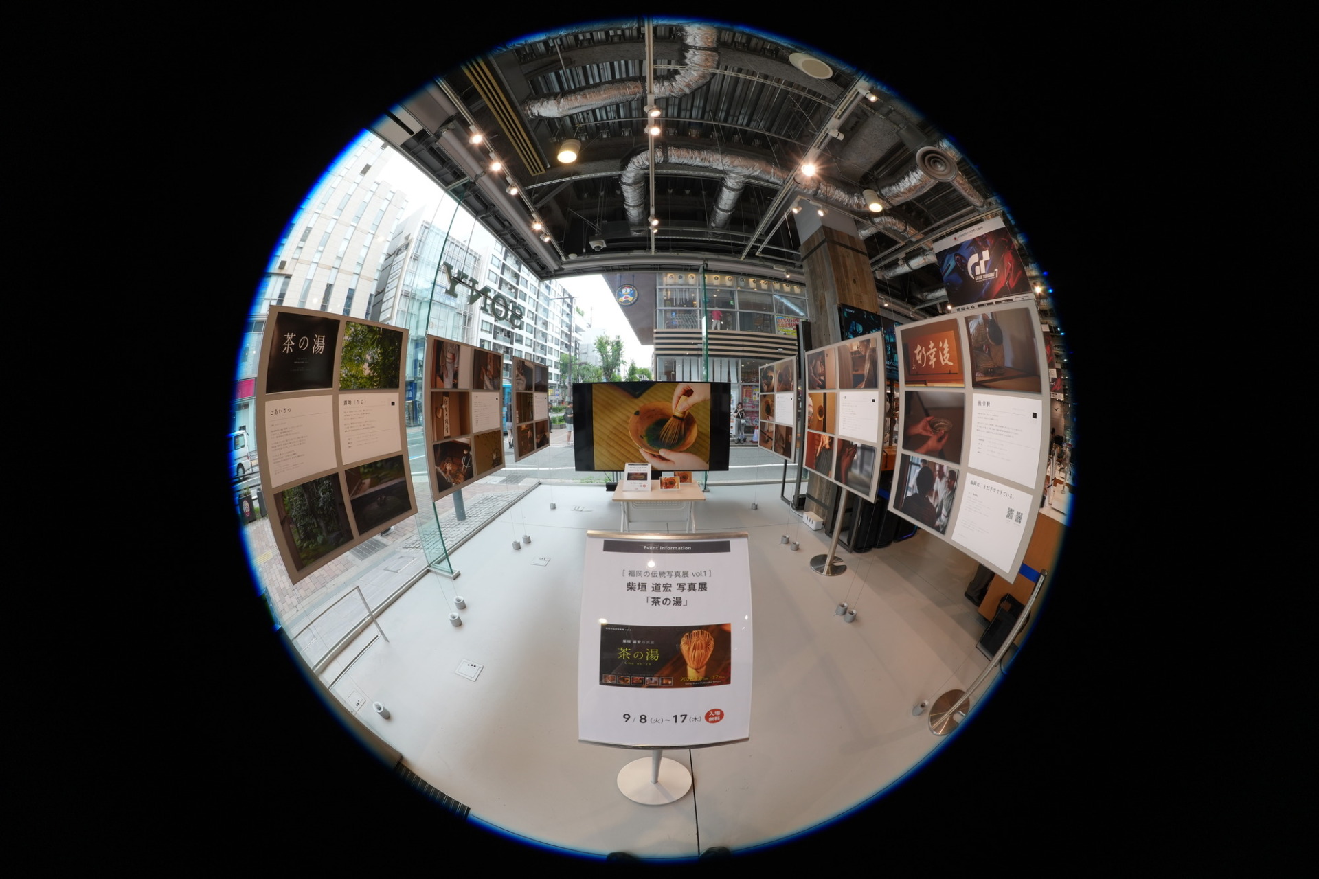 SEL814Gの8mm円周魚眼で撮った店内の写真展コーナー
