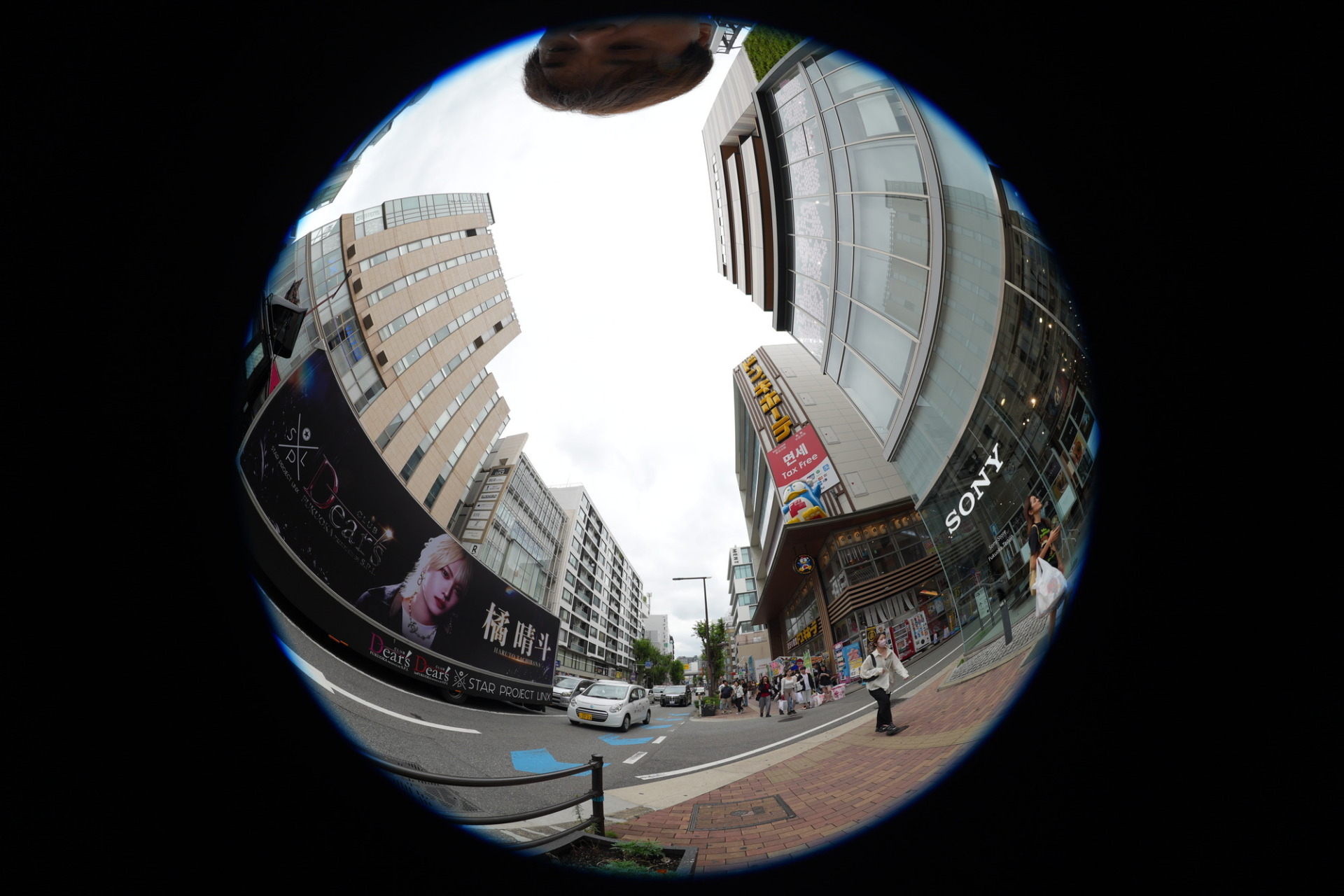 SEL814Gの8mm円周魚眼で撮った天神の街並み。地面から空まで入った状態