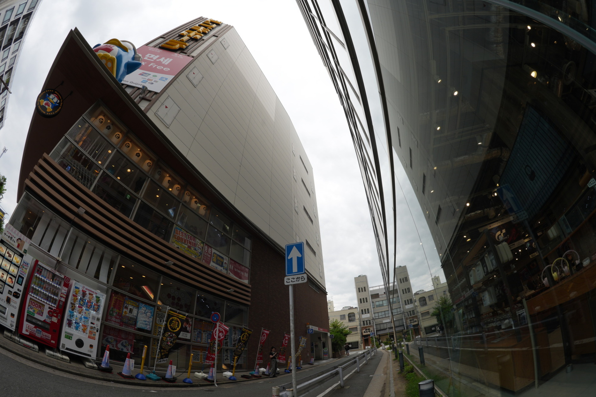 SEL814Gの14mmで撮った天神の交差点と歩道