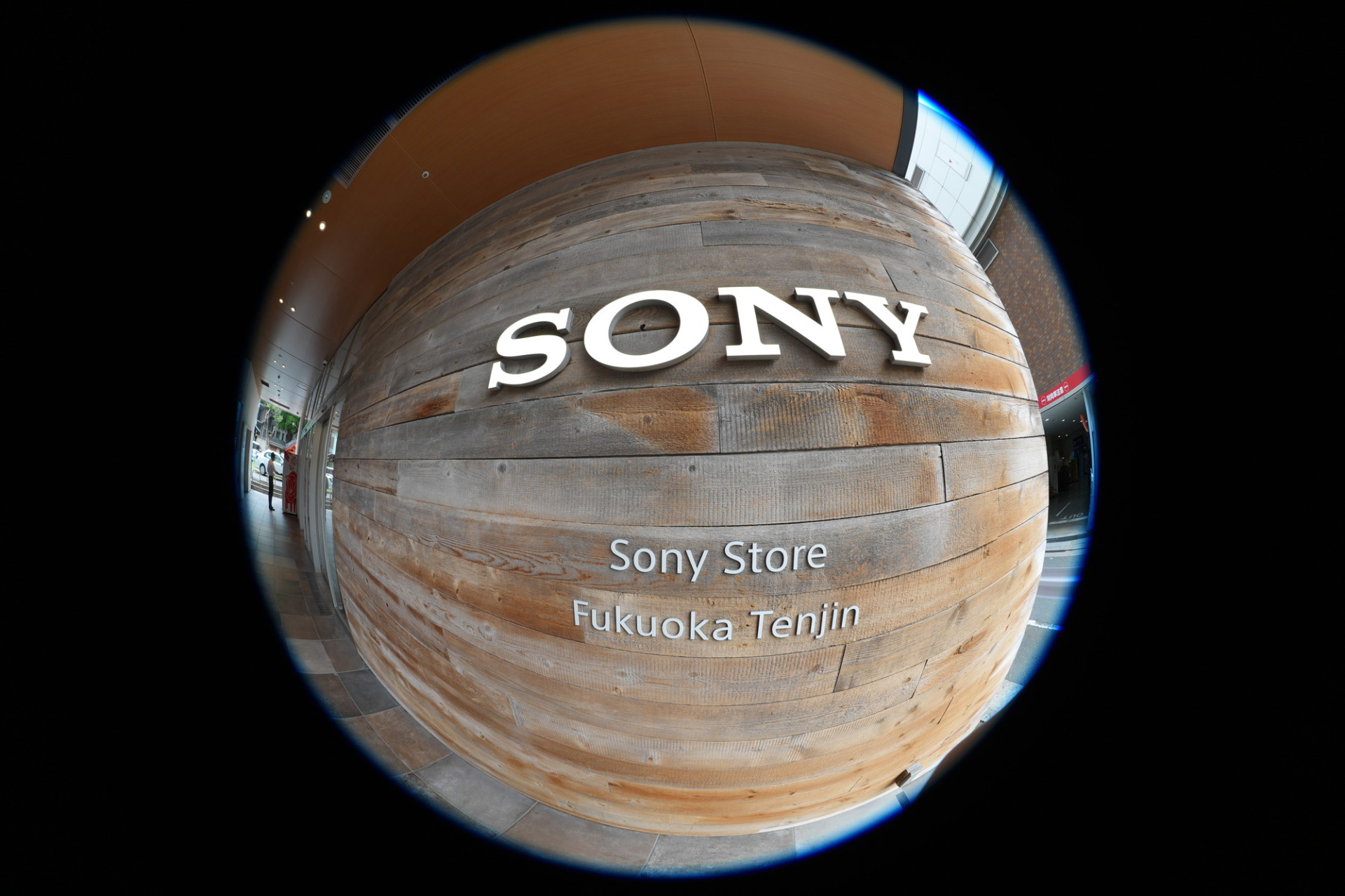 SEL814Gの8mm円周魚眼で撮ったソニーストア福岡天神のSONY看板と壁面