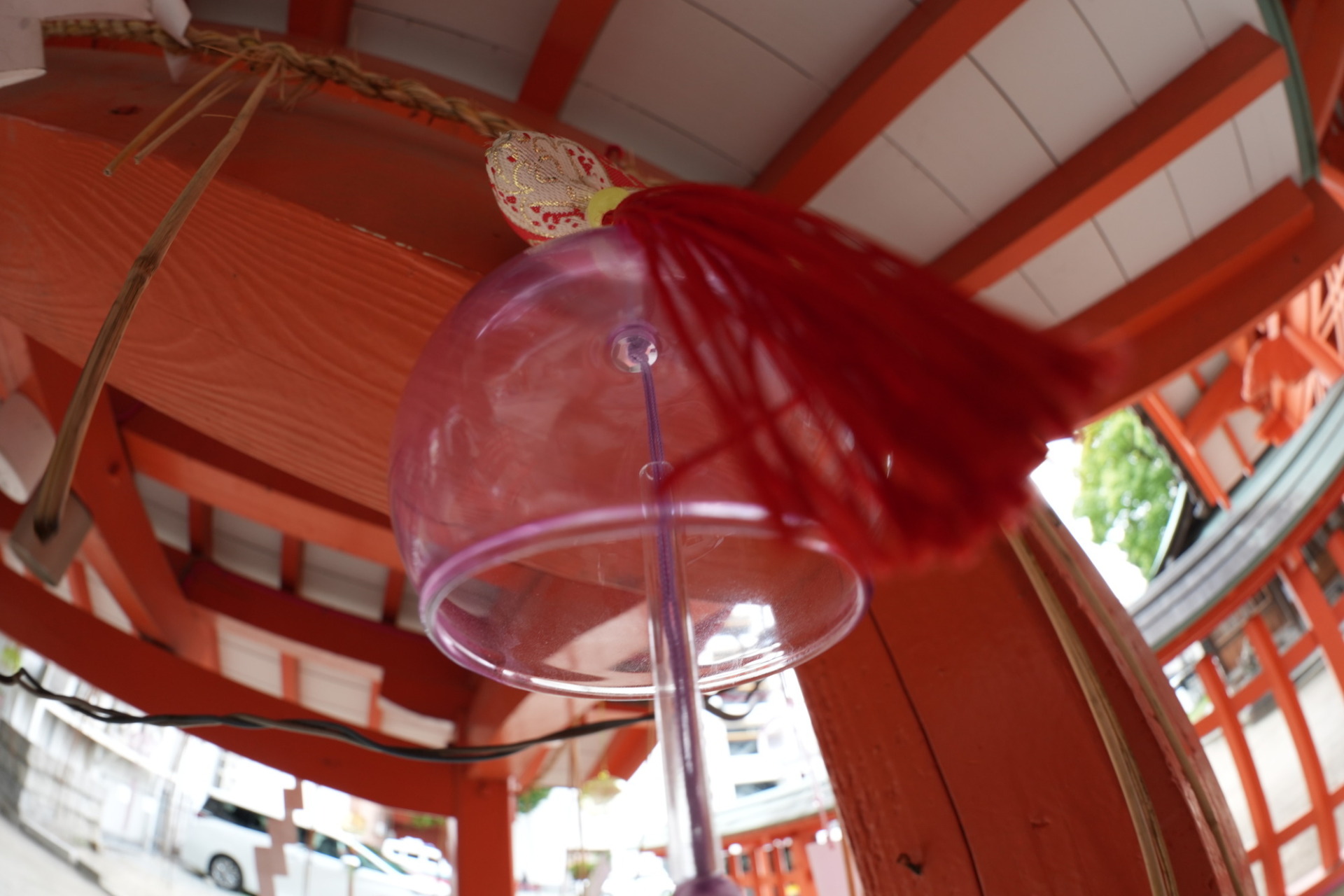 SEL814Gの14mmで見上げて撮った神社の軒下と吊られた風鈴