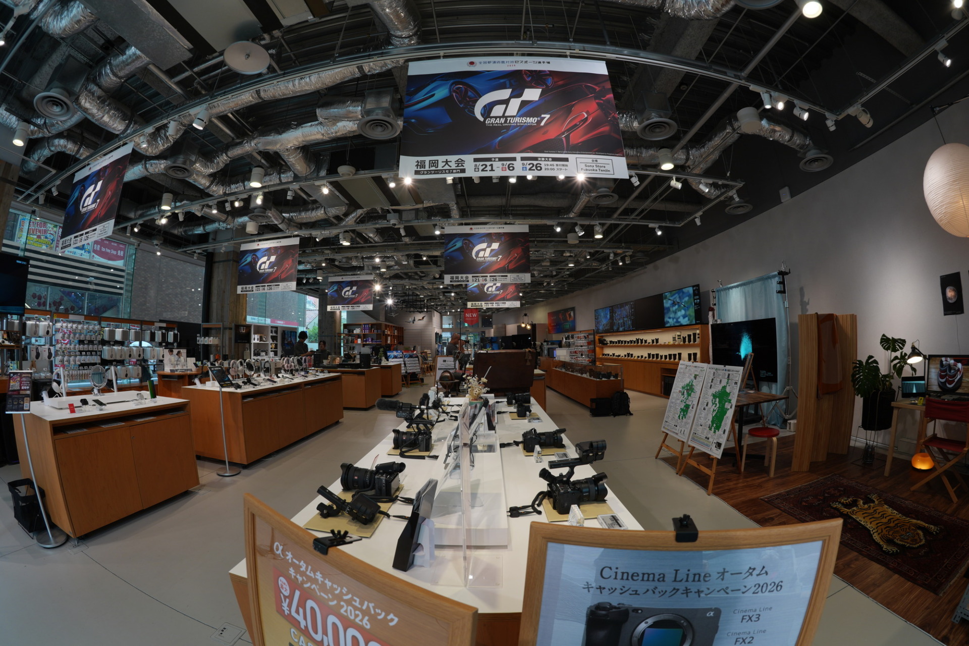 SEL814Gの14mmで撮ったソニーストア福岡天神の店内全景