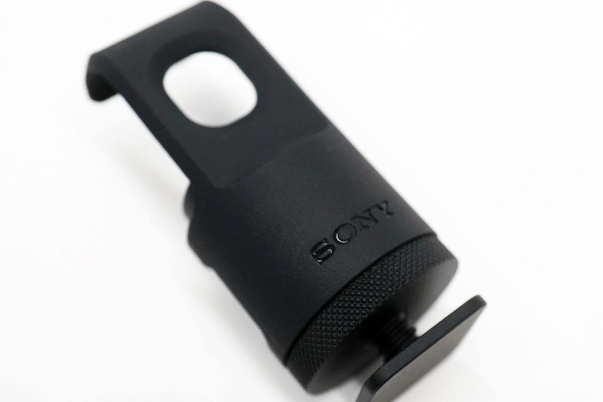 SONYロゴ入りのマイクホルダーのシュー台座