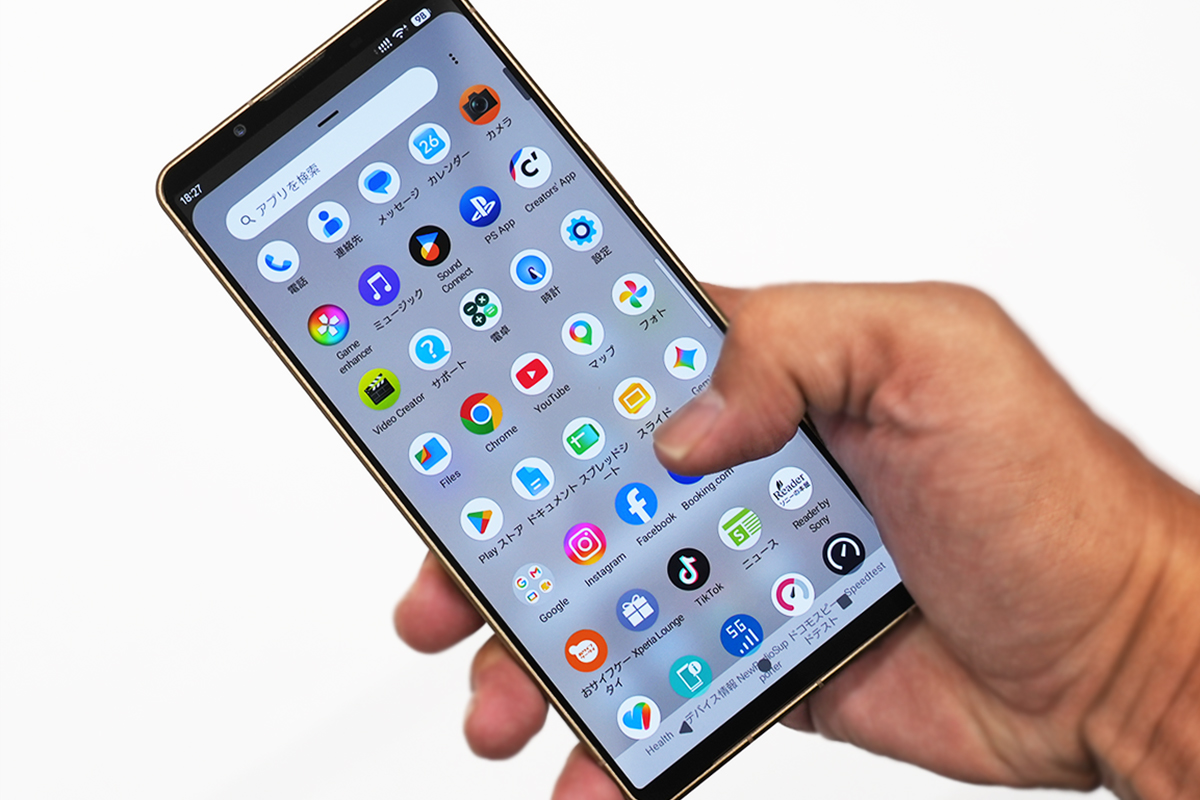 Xperia 1 VIIIを手に持ってアプリ一覧を開いたところ