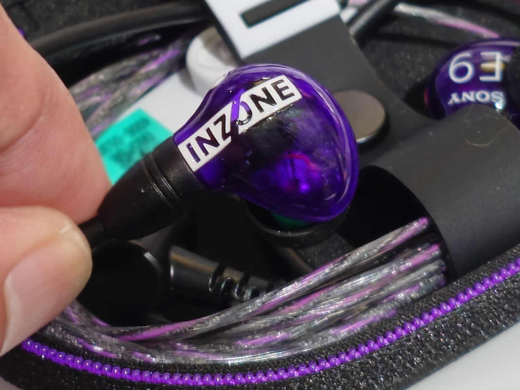 INZONE E9 グラスパープル ハウジング外側のINZONEロゴ
