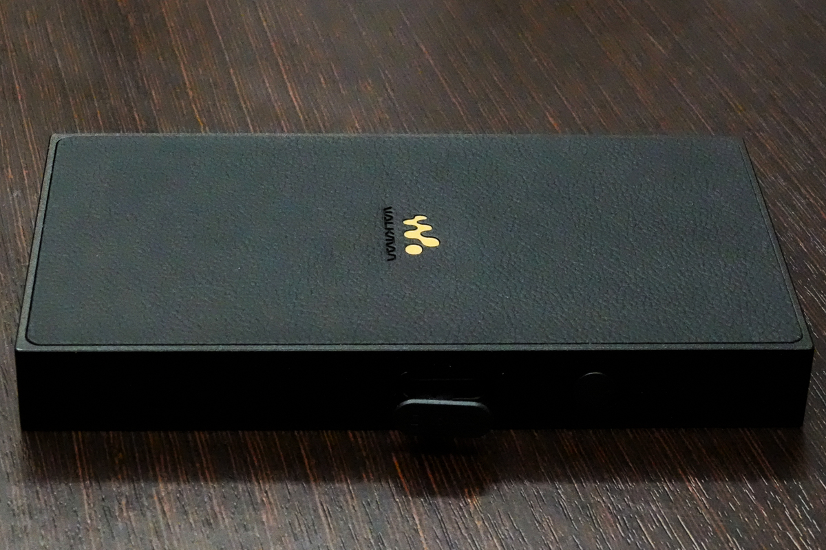 NW-ZX900の背面(ラバーのカバーとウォークマンロゴ)
