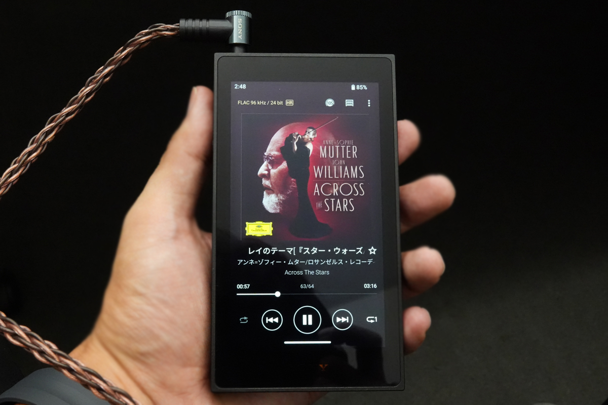 ウォークマン ZXシリーズ「NW-ZX900」で音楽を再生しているところ