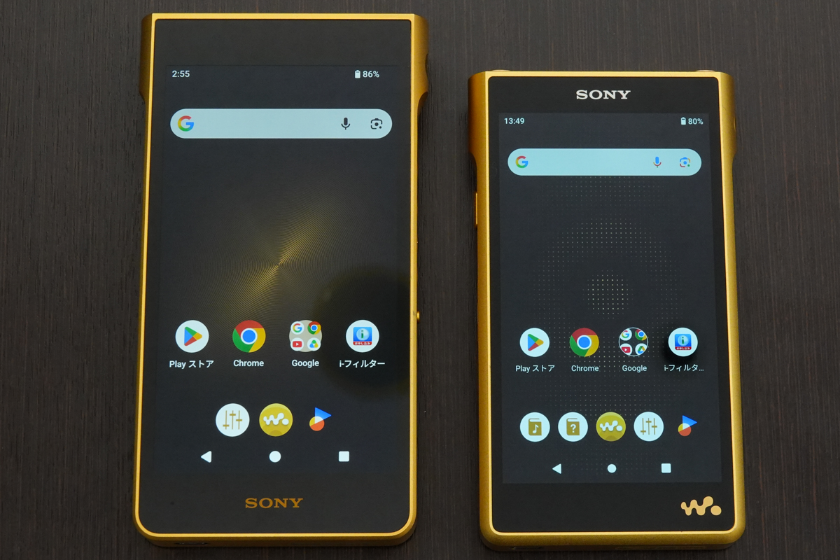 NW-WM1ZM3(左)とNW-WM1ZM2(右)の正面。5.5型と5.0型のディスプレイ