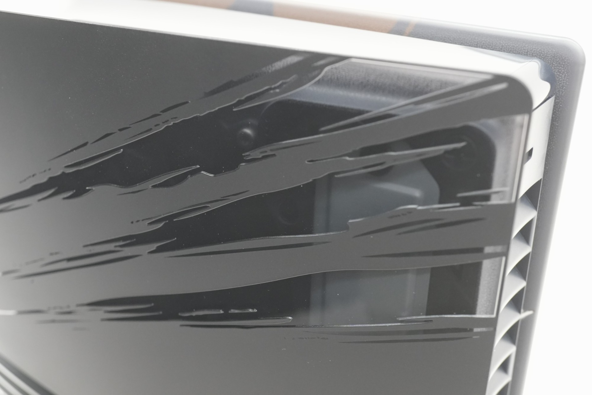 PS5 Pro用カバー “Marvel’s Wolverine” バトルイエロー リミテッドエディション 背面